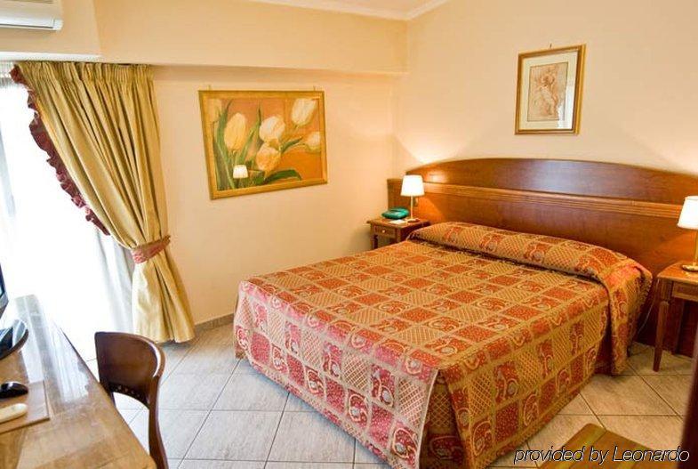 Marini Park Hotel Кастель-ди-Лева Экстерьер фото