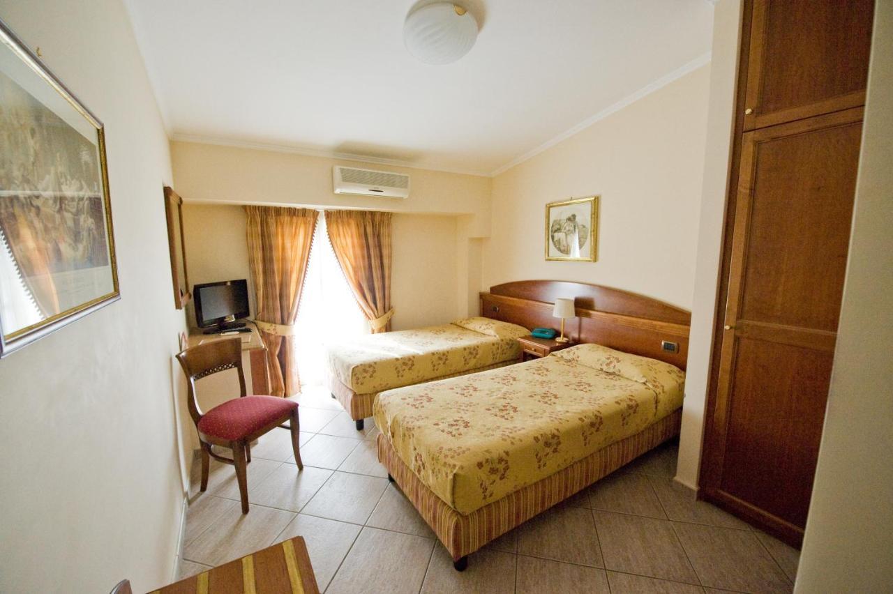 Marini Park Hotel Кастель-ди-Лева Экстерьер фото