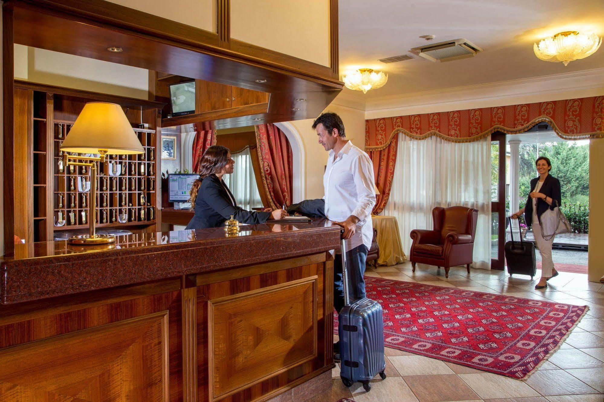 Marini Park Hotel Кастель-ди-Лева Экстерьер фото